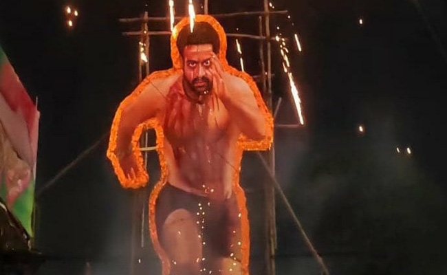 RRR: एनटीआर जूनियर के स्क्रीन पर आते ही सिनेमा हॉल में मचा गदर, VIDEO में फैन्स जमकर दहाड़े