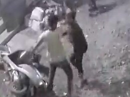 दिल्ली :  दो परिवारों के झगड़े का VIDEO वायरल, शख्स ने महिला के साथ की डंडे से मारपीट दिल्ली :  दो परिवारों के झगड़े का VIDEO वायरल, शख्स ने महिला के साथ की डंडे से मारपीट