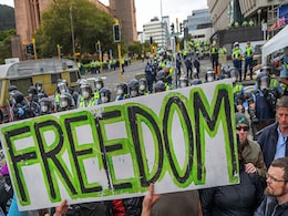 New Zealand Anti-Jab Protesters Clash With Riot Police Outside Parliament New Zealand Anti-Jab Protesters Clash With Riot Police Outside Parliament