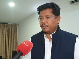 मेघालय के मुख्यमंत्री कोनराड संगमा के हेलिकॉप्टर की खराब मौसम के कारण कराई गई आपात लैंडिंग मेघालय के मुख्यमंत्री कोनराड संगमा के हेलिकॉप्टर की खराब मौसम के कारण कराई गई आपात लैंडिंग