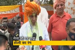 होली के रंग में रंगे राजनाथ सिंह, सिर पर पगड़ी बांध नजर आए झूमते होली के रंग में रंगे राजनाथ सिंह, सिर पर पगड़ी बांध नजर आए झूमते