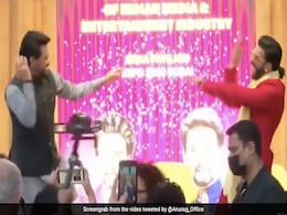 बॉलीवुड एक्टर रणवीर सिंह के साथ जमकर थिरके केंद्रीय मंत्री अनुराग ठाकुर, देखते ही देखते VIDEO हो गया वायरल बॉलीवुड एक्टर रणवीर सिंह के साथ जमकर थिरके केंद्रीय मंत्री अनुराग ठाकुर, देखते ही देखते VIDEO हो गया वायरल