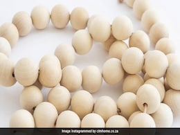 Sandalwood Garland Benefits: जानिए पूजा में क्यों किया जाता है सफेद चंदन की माला का इस्तेमाल, फायदे जान हो जाएंगे हैरान Sandalwood Garland Benefits: जानिए पूजा में क्यों किया जाता है सफेद चंदन की माला का इस्तेमाल, फायदे जान हो जाएंगे हैरान