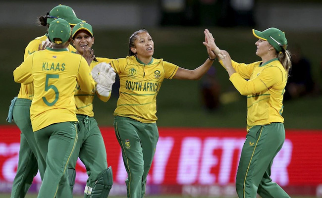 इस्माइल ने पहले तेज गति से की गेंदबाजी, उसके बाद लंबी दौड़ लगाकर हवा में पकड़ा कैच, लोग हुए अवाक्, देखें Video