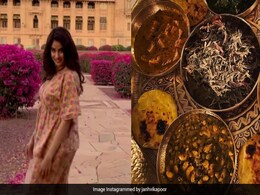 होली के दिन राजस्थान पहुंची Janhvi Kapoor, खाया थाली भर खाना, फैंस बोले- ओहो कितने दिनों की भूखी होली के दिन राजस्थान पहुंची Janhvi Kapoor, खाया थाली भर खाना, फैंस बोले- ओहो कितने दिनों की भूखी