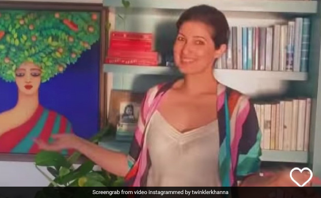 किताबों से प्यार करने वाली ट्विंकल खन्ना ने इस तरह सजाया अपना बुकशेल्फ, फैंस को दिए ये खास टिप्स