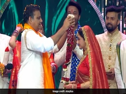 Bhagyshree And Husband Himalaya Dassani Exchange <i>Jaimala</i>s, "There Was No One At My Wedding," She Recalls Bhagyshree And Husband Himalaya Dassani Exchange <i>Jaimala</i>s, "There Was No One At My Wedding," She Recalls