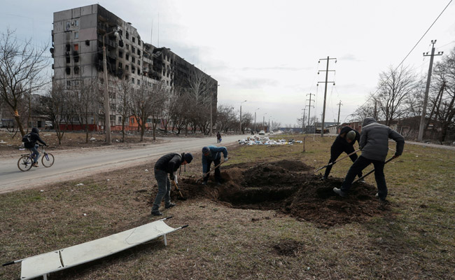 Mariupol, Under Heavy Bombardment, Buries Its Dead By Roadside