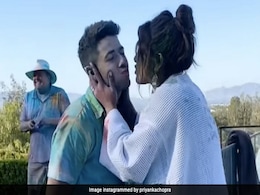 एक दूसरे के प्यार में रंगे नजर आए प्रियंका और निक, यूं मनाई होली  एक दूसरे के प्यार में रंगे नजर आए प्रियंका और निक, यूं मनाई होली