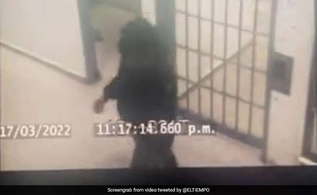 Viral Video: '7 ताले तोड़' भागा ड्रग माफिया, CCTV में हुआ क़ैद, 12 बार हो चुका है गिरफ्तार