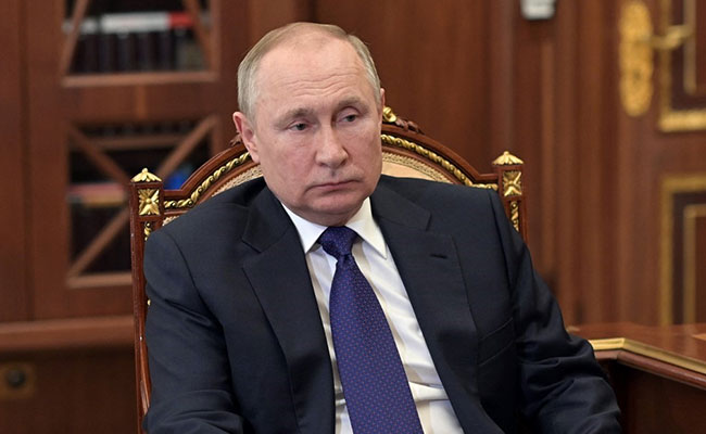 'It's A Circus': Sarcastic Messages Appear On Big Screen As Putin Speaks