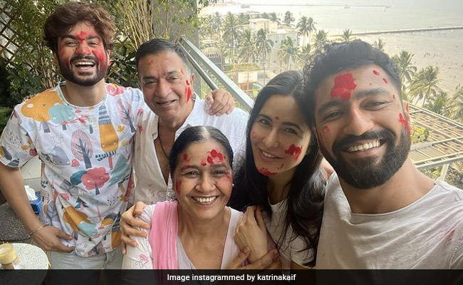 कैटरीना कैफ ने ससुराल में यूं मनाई पहली होली, दुलार करती नजर आईं सासू मां- देखें PHOTOS