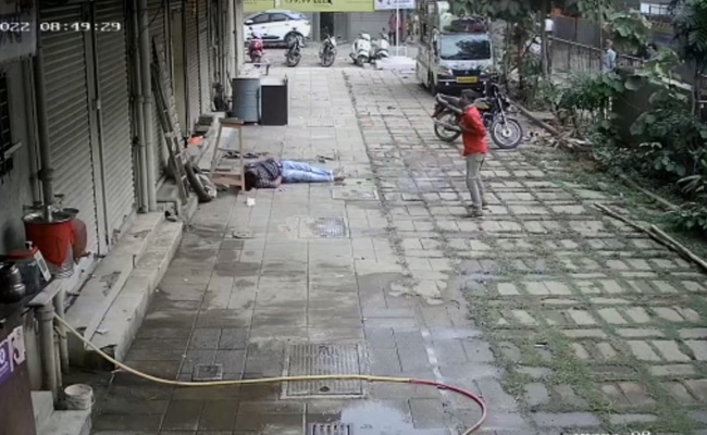 Maharashtra: बिल्डिंग के नीचे से गुजर रहा था युवक, अचानक स्लैब गिरा, हुई मौत