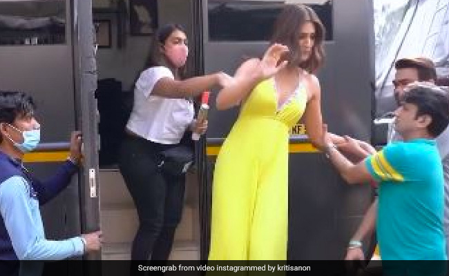 'बच्चन पांडे' के प्रमोशन के दौरान Kriti Sanon का कभी निकला नाखून तो कभी मुड़ा पांव, देखें BTS वीडियो