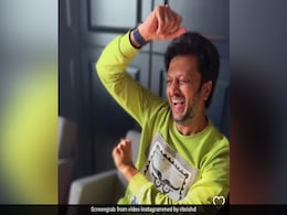 पत्नी के मायके जाने की खुशी में झूम उड़े रितेश देशमुख, बोले- तेरी इसी अदा पर सनम मुझे प्यार आ गया...  पत्नी के मायके जाने की खुशी में झूम उड़े रितेश देशमुख, बोले- तेरी इसी अदा पर सनम मुझे प्यार आ गया...