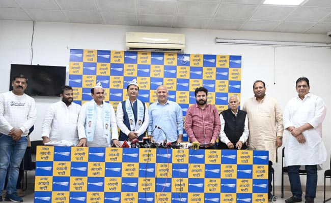 Delhi: बीजेपी नेता देवेंद्र चौधरी और कांग्रेस के रमेश पंडित ने थामा AAP का दामन