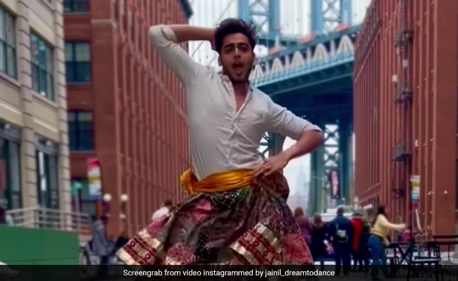 Viral Video: Skirt-Wearing Man Dances On <i>Pushpa</i> Song On New York Street