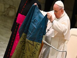 "Impotency Of UN": Pope As He Kisses Flag From Ukraine Mass Grave Town "Impotency Of UN": Pope As He Kisses Flag From Ukraine Mass Grave Town