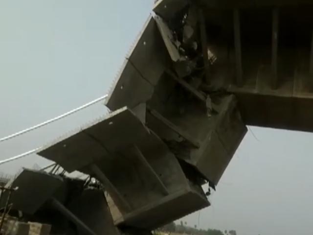 बिहार में निर्माणाधीन पुल का हिस्सा गिरा