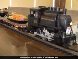 इस रेस्टोरेंट में वेटर नहीं बल्कि Toy Train कस्टमर को सर्व करती है खाना, लोगों को पसंद आया ये अद्भुत तरीका इस रेस्टोरेंट में वेटर नहीं बल्कि Toy Train कस्टमर को सर्व करती है खाना, लोगों को पसंद आया ये अद्भुत तरीका