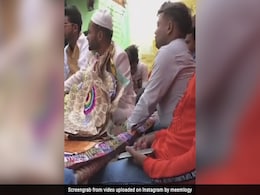 नोटों की माला पहनकर बैठा था दूल्हा, बगल में बैठा दोस्त चोरी से निकाल रहा था नोट और फिर... - देखें VIDEO नोटों की माला पहनकर बैठा था दूल्हा, बगल में बैठा दोस्त चोरी से निकाल रहा था नोट और फिर... - देखें VIDEO