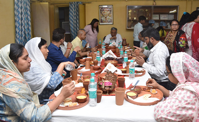 बनारस हिंदू यूनिवर्सिटी में हुई इफ्तार पार्टी को लेकर मचा बवाल, छात्र बोले- नई परंपरा शुरू कर रहे वीसी