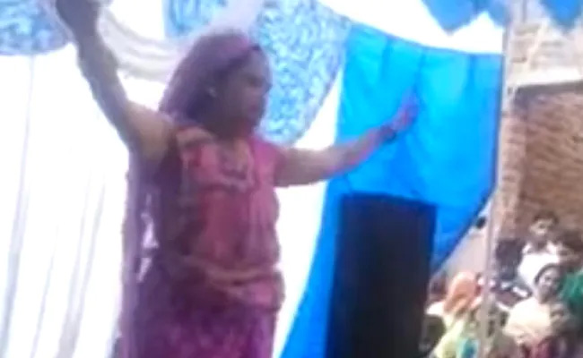 महिला ने किया 'आंटी पुलिस बुला लेगी' गाने पर डांस, लोगों ने कहा- अब तो पुलिस आ ही जाएगी