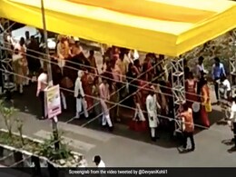 तेज़ धूप में भी बाराती कर सकें मज़े से डांस, लड़के वालों ने किया गजब जुगाड़, Video देख हंसते-हंसते दर्द होने लगेगा पेट तेज़ धूप में भी बाराती कर सकें मज़े से डांस, लड़के वालों ने किया गजब जुगाड़, Video देख हंसते-हंसते दर्द होने लगेगा पेट