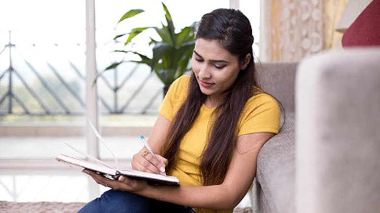 परेशान मन को हैप्पी बनाने के लिए रोजाना लिखें 3 चीजें, स्ट्रेस होगा कम और आएगी पॉजिटिविटी