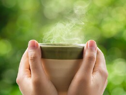 Hot Water Benefits: क्यों पीना चाहिए रोज सुबह खाली पेट गुनगुना पानी, जानें बड़े कारण और फायदे