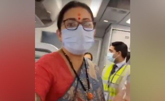 VIDEO : जब फ्लाइट में कांग्रेस नेता ने स्मृति ईरानी को घेरा, तेल की बढ़ती कीमतों को लेकर पूछा सवाल