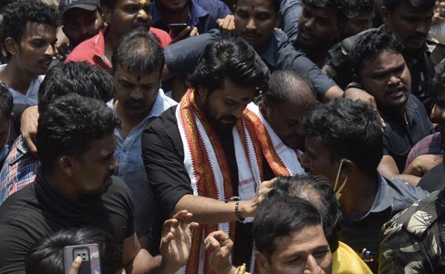 RRR स्टार राम चरण मंदिर दर्शन के लिए पहुंचे तो देखने के लिए सड़कों पर उतर आए फैंस, शहर में लगी भयंकर जाम