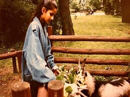 Katrina Kaif ने बकरी को पत्ते खिलाते हुए पुरानी फोटो की शेयर, मासूमियत जीत लेगी दिल Katrina Kaif ने बकरी को पत्ते खिलाते हुए पुरानी फोटो की शेयर, मासूमियत जीत लेगी दिल