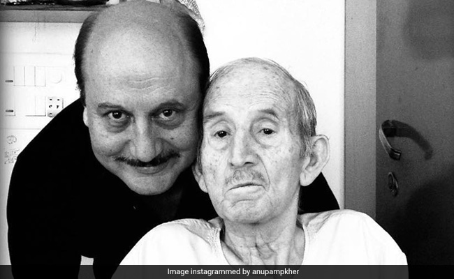 अनुपम खेर ने पिता 'पुष्कर नाथ' की आखिरी तस्वीर शेयर कर कहा, मेरे पिता अपने घर कश्मीर जाना चाहते थे... 