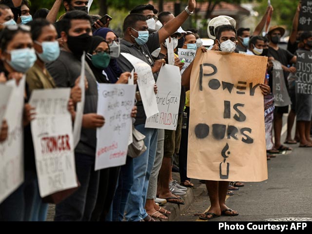 Sri Lanka Crisis: राजपक्षे के 'घर पहुंचे 2000 प्रदर्शनकारी', पुलिस ने दागी आंसू गैस, छोड़ीं पानी की बौछारें