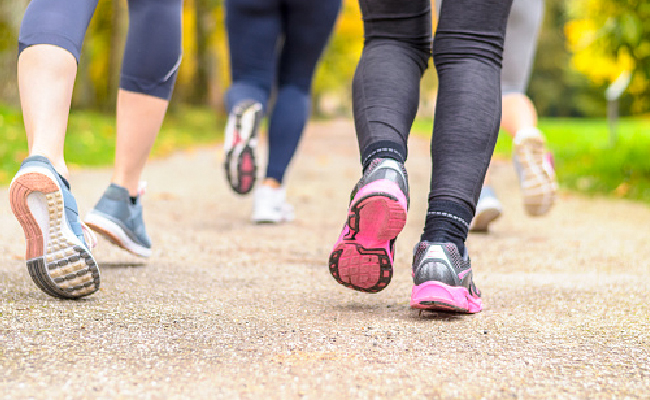 1jg1vilg weight loss by Walking Tips For Beginners: rojana 10000 Steps Kaise Chale - बस रोजाना आप 10 हजार कदम चलिए और आपको मिलेंगे यह फायदे, पर वॉक करनी होगी इस तरह | Lifestyle News In Hindi