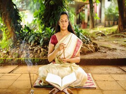 Mantra For Good Luck: दिन भर में इन 5 आसान मंत्रों का जाप करने से जीवन में आती है सुख-समृद्धि! माना गया है बेहद शुभ Mantra For Good Luck: दिन भर में इन 5 आसान मंत्रों का जाप करने से जीवन में आती है सुख-समृद्धि! माना गया है बेहद शुभ