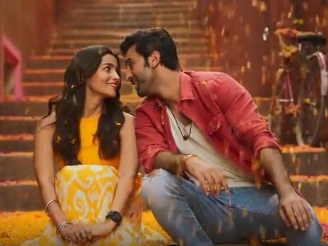 Guests Arrive For Alia-Ranbir Wedding, Kareena-Karisma Expected Soon