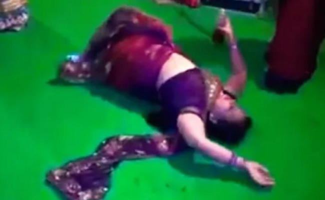फ्लोर पर लेट-लेट कर महिला ने किया ऐसा खतरनाक डांस कि उठाने आ गए लोग, बोले- आंटी कांड कर गई ! देखें Video