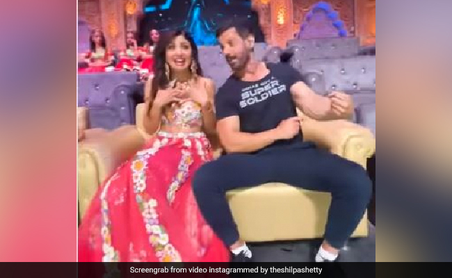 'अटैक' को प्रमोट करने पहुंचे जॉन अब्राहम ने सेट पर किया ऐसा कारनामा, चीख पड़ींं शिल्पा शेट्टी- देखें वीडियो