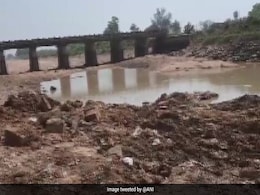 बिहार : 60 फुट लंबे पुल की चोरी का 'मास्टरमाइंड' गिरफ्तार, दो सरकारी अधिकारी सहित 8 आरोपी पकड़े गए बिहार : 60 फुट लंबे पुल की चोरी का 'मास्टरमाइंड' गिरफ्तार, दो सरकारी अधिकारी सहित 8 आरोपी पकड़े गए