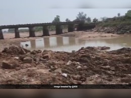 बिहार में चार साल से अधूरा खड़ा लगभग 6 करोड़ की लागत से बना ब्रिज, जानें क्यों नहीं आ रहा काम बिहार में चार साल से अधूरा खड़ा लगभग 6 करोड़ की लागत से बना ब्रिज, जानें क्यों नहीं आ रहा काम