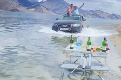 देखें : पर्यटक ने लद्दाख की पैंगोंग झील में दौड़ाई ऑडी देखें : पर्यटक ने लद्दाख की पैंगोंग झील में दौड़ाई ऑडी