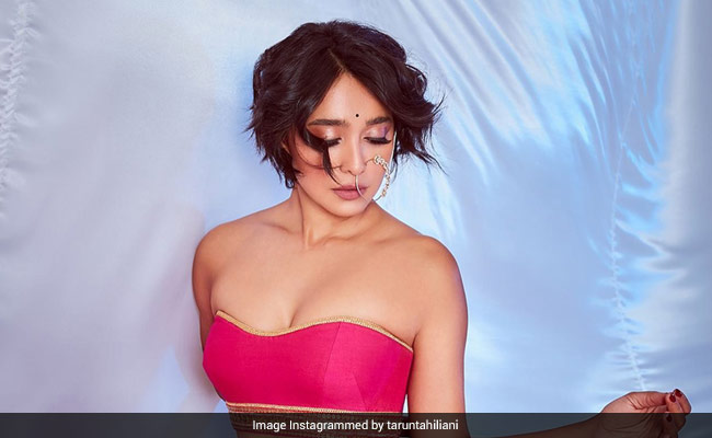 Sayani Gupta Redefines Summer Ethnic Fashion With A Bright Pink Strapless <i>Lehenga</i>
