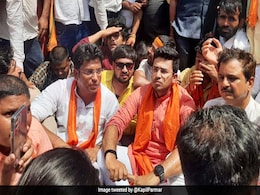 करौली हिंसा : पीड़ितों से मिलने जा रहे BJP नेता तेजस्वी सूर्या को हिरासत में लिया गया करौली हिंसा : पीड़ितों से मिलने जा रहे BJP नेता तेजस्वी सूर्या को हिरासत में लिया गया