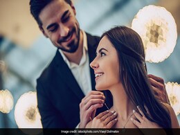 Partner को सरप्राइज देने का कर रहे हैं प्लान तो ना करें ये गलतियां, वरना रोमांस में पड़ जाएगी खलल Partner को सरप्राइज देने का कर रहे हैं प्लान तो ना करें ये गलतियां, वरना रोमांस में पड़ जाएगी खलल