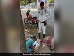Kolkata Traffic Cop Doubles Up As Teacher For 8-Year-Old, Wins Hearts Kolkata Traffic Cop Doubles Up As Teacher For 8-Year-Old, Wins Hearts
