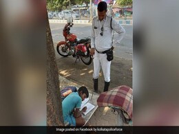 सड़क किनारे बैठे बच्चे को पढ़ा रहा था ट्रैफिक पुलिसकर्मी, साथ में कर रहा था ड्यूटी, लोगों ने ऐसे दिया सम्मान सड़क किनारे बैठे बच्चे को पढ़ा रहा था ट्रैफिक पुलिसकर्मी, साथ में कर रहा था ड्यूटी, लोगों ने ऐसे दिया सम्मान