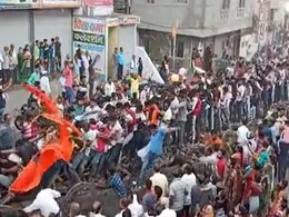 मध्य प्रदेश : हर साल होने वाले '12 गाड़ी मेले' में टला बड़ा हादसा, देखें - VIDEO मध्य प्रदेश : हर साल होने वाले '12 गाड़ी मेले' में टला बड़ा हादसा, देखें - VIDEO