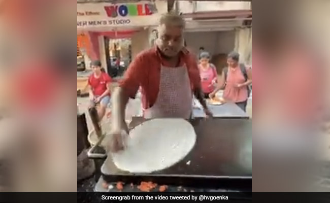 डोसा वाले के यूनिक अंदाज़ पर फिदा हुए हर्ष गोयनका, सर्व करने का तरीका देख लोगों को दी यह बड़ी सीख - देखें Video